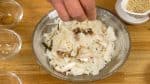 Ensuite, placez le tai-meshi dans un bol. Saupoudrez de graines de sésame blondes grillées.