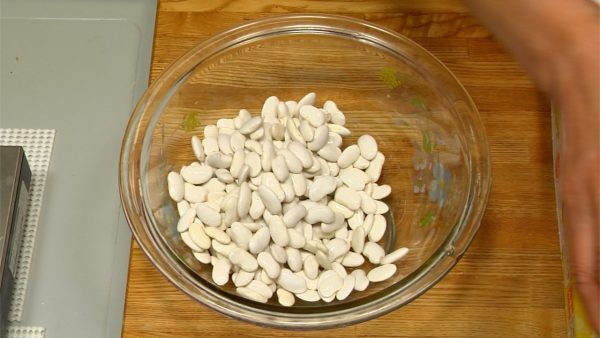 D'abord, préparez la pâte de haricots blancs pour taiyaki. Lavez bien les haricots blancs avec de l'eau et placez-les dans un bol.
