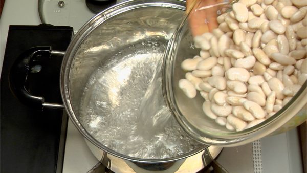 豆の表皮のしわがなくなり完全に戻ったら、豆と水を厚手の鍋に移します。