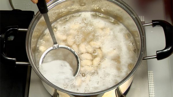Quando a água começar a ferver outra vez, retire a espuma e reduz o lime para baixo.