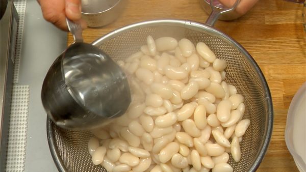 Lightly rinse the beans with water.