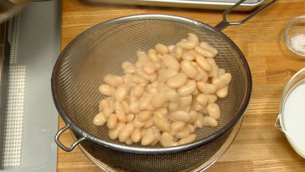 豆が柔らかくなったら煮汁を捨て、豆を鍋に戻します。
