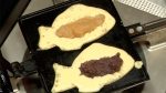 Placez la pâte de haricots blancs et la pâte de haricots rouges toute prête dans chaque taiyaki.