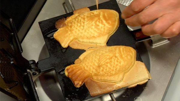 Bỏ bánh taiyaki ra bằng que (xiên) tre và cắt bỏ các cạnh.