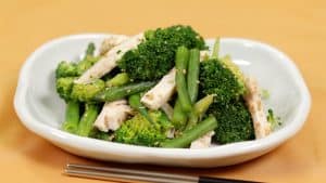 Lire la suite à propos de l’article Recette facile de blanc de poulet et aemono (poulet cuit à basse température et mélange d’ingrédients assaisonnés)