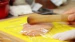 用保鮮膜蓋住雞肉。用擀麵杖多次敲打，壓扁至約2厘米厚。這種敲打過程會敲斷粘稠的纖維並使肉變嫩，從而更容易烹飪內部。