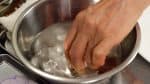 為避免燙傷自己，請將手指放在冰水中冷卻再捏住肉最厚的部分。