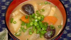 Lire la suite à propos de l’article Recette de Natto-jiru (soupe miso aux légumes avec de la pâte de haricots de soja fermentés)