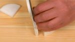 Tagliare il radicchio daikon per il  lungo in quattro parti uguali. Tagliarlo poi a fette di uno spessore di circa 5 millimetri.