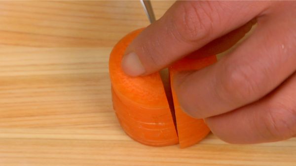 Cut the carrot into half moons. Slice them into 5 mm (0.2") slices.