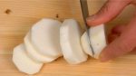Coupez le taro en rondelles d'1 cm (0.4 inch).