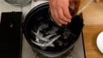 Laissez tremper les bébés sardines séchées (iriko) dans l'eau pour environ 30 minutes. Versez le bouillon dashi dans la casserole et allumez le feu. 