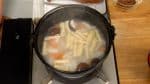 Quand les légumes sont cuits, versez un peu du bouillon dashi de la casserole dans un bol contenant le miso.