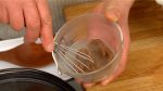 Dissolve it thoroughly with a whisk.