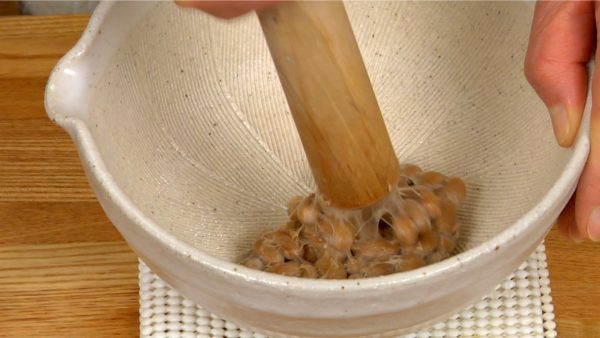 Put the natto in the suribachi bowl and press with the tip of the surikogi pestle.