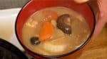 Versez le Natto-jiru dans un bol.