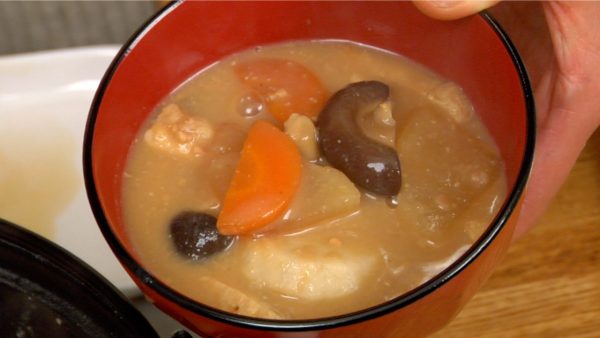 Ladle the Natto-jiru in a bowl.