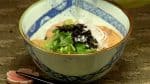 Hoà tan mù tạt xanh (wasabi) vào trà xanh và thưởng thức Tai Chazuke với các gia vị.