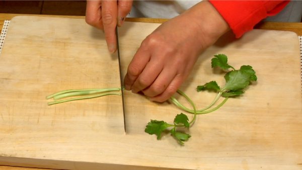 Cut the mitsuba parsley into 1 cm (0.4") pieces.