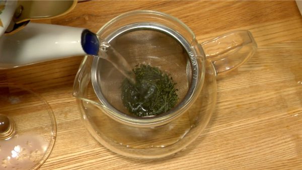 Next, put the tea leaves in the warm pot and pour in slightly cooled hot water.