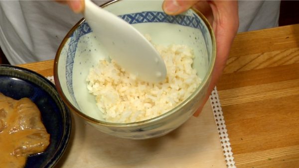 Let's prepare the rice while brewing the green tea. Place the fresh steamed rice in a bowl.