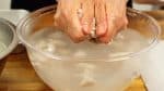 もむようにしっかり洗います。モツをボウルに入れシンクのお湯を流しながら2〜3回洗うと、より早くきれいになります。