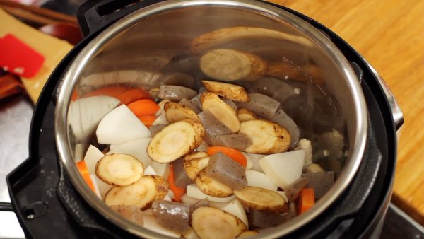 When the pleasant aroma begins to grow, add the carrots, daikon radish, konjac and burdock root.