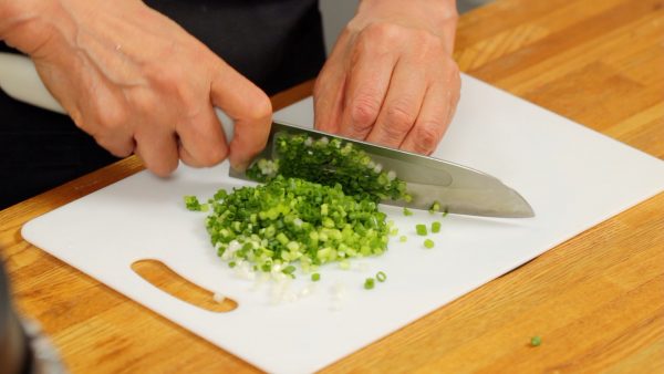 Now, the timer is activated. You can chop the spring onion leaves while cooking.