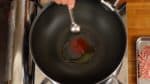 Primero, hagamos la sopa tantan. Calienta el aceite de ajonjolí en una sartén.