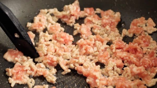 Nghiền thịt ra những miếng nhỏ và không đảo, để nguyên thịt lợn đến khi mặt dưới có màu nâu. Phương pháp này giúp giữ nguyên mỡ lợn và nấu chín thịt nhanh hơn.