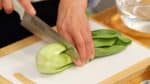 材料の下準備です。青梗菜は根元から5〜6cmのところで切りはなします。