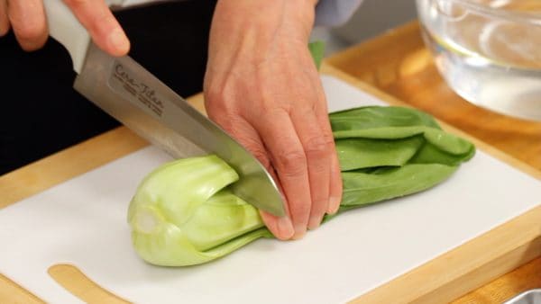 Let's prepare the ingredients. Cut off the 5 to 6 cm (2"~2.4") stalks from the head of bok choy.