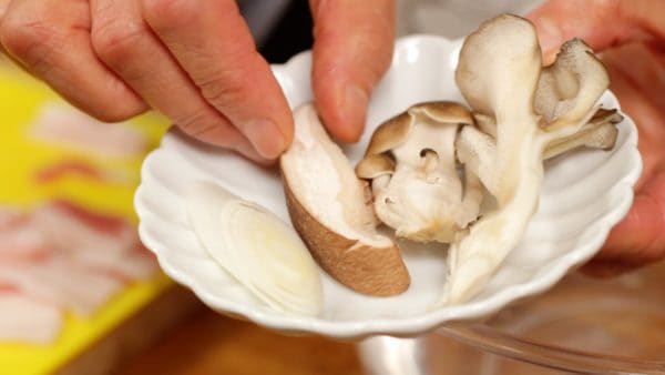 Cut the white part of long green onion into 1 cm (0.4") thick pieces using diagonal cuts. Cut the shiitake mushrooms into relatively thick slices and tear the shimeji and maitake mushrooms into smaller pieces.