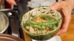 Versez les ingrédients dans un bol et savourez le tantan nabe ! C'est épicé, riche et délicieux !