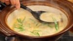 把汤舀在面条上。加入豆浆能使汤汁顺滑，让你尝到一点不同的味道，这样你不会厌倦，可以品尝到最后一滴。