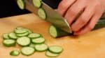 切掉黃瓜的兩端。將黃瓜切成 2 毫米（0.1 英寸）的圓形。