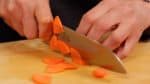 將胡蘿蔔切成 1 毫米（0.05 英寸）的小塊。