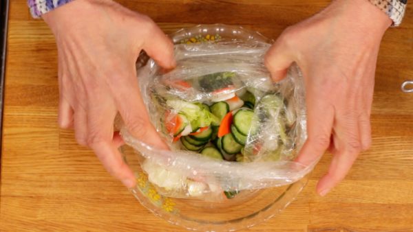 Remover a água em excesso vai prevenir os vegetais de ficarem encharcados e criar uma textura saborosa. Não há necessidade de remover toda a água.