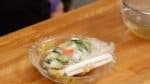 Remova o ar e feche o saco. Deixe os vegetais absorverem o sabor umami da alga kombu. Você pode aproveitar o asazuke após cerca de 30 minutos.