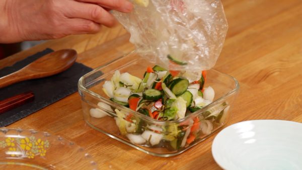 Maintenant, l'asazuke est prêt. Transférez les légumes vinaigrés dans une boite alimentaire.
