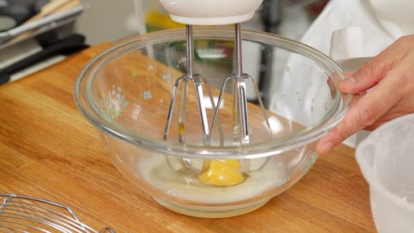 Ajoutez l’œuf et battez légèrement avec un fouet électrique. 