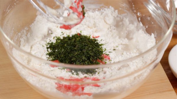 Puis, ajoutez le beni shoga (gingembre mariné) et l'algue aonori.