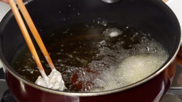 Faites-les frire à 180°C (360°F) pour environ 30 secondes. Attention à ne pas vous brûler avec les éclaboussures d'huile chaude.