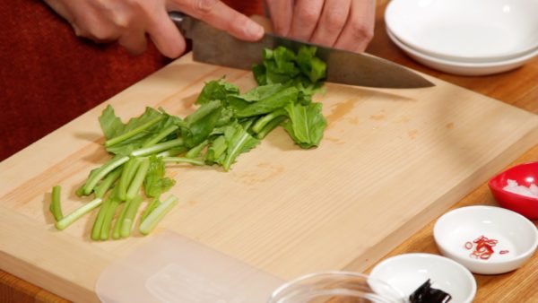 Coupez les tiges et les feuilles du navet en morceaux de 5cm (2 inch).