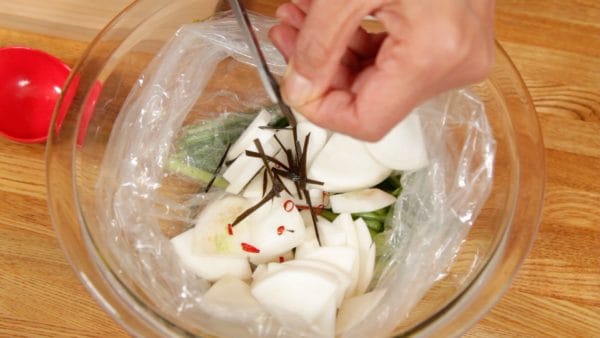Découpez le kombu en lamelles avec des ciseaux de cuisine.