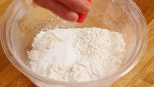 Add the baking powder to the cake flour and lightly mix.