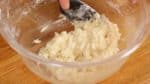 Ensuite, arrêtez de mélanger une fois que toute la farine a été incorporée.
Si vous mélangez trop la pâte, l'extérieur des manju sera ferme et ne gonflera pas bien.