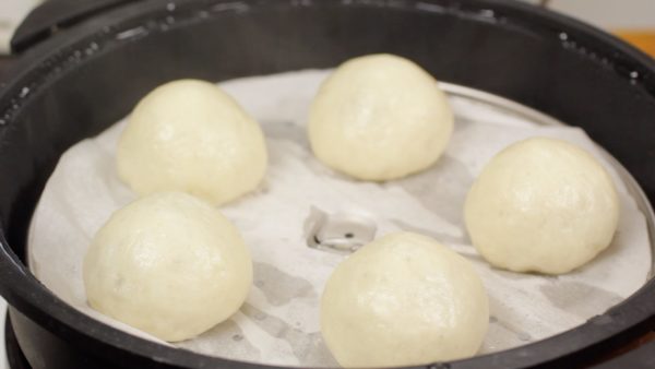 Now, the manju has been steamed for 10 minutes. Gently lift the lid to keep the drips from dropping and wetting the manju.