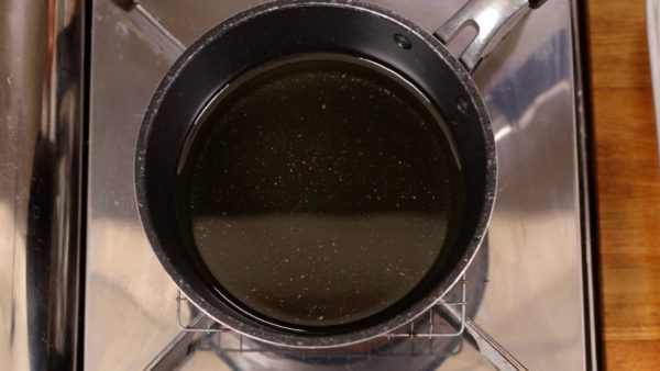 油で揚げるいただき方をご紹介します。揚げ油の入った鍋を中火弱で熱します。