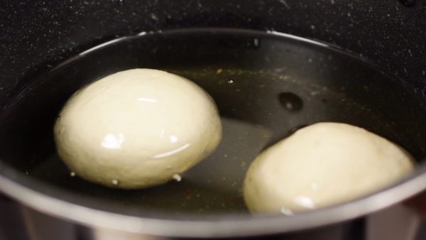 This will make the inside very hot even if frozen. When using regular manju, you can place them in the heated oil.